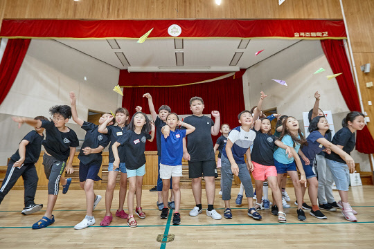 금호타이어의 진로체험 교육인 '나를 찾아줘'에 참가한 숭곡초 학생들. <금호타이어 제공>